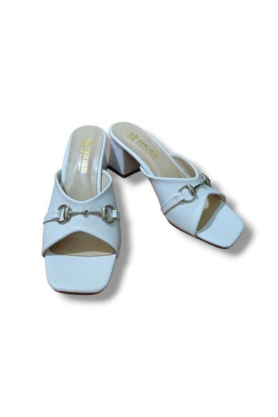 BARONES SHOES نعال بكعب عريض ومشبك معدني أبيض