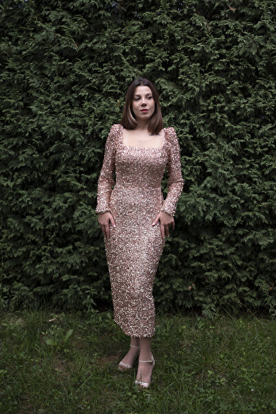 Seri Kollu Geniş Payet İşlemeli Kare Yaka Midi Boy Abiye Elbise – Arkadan Yırtmaçlı Şık Model