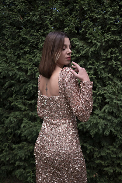 Seri Kollu Geniş Payet İşlemeli Kare Yaka Midi Boy Abiye Elbise – Arkadan Yırtmaçlı Şık Model