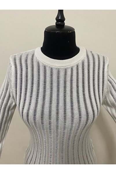 imoop design بلوزة تريكو نسائية بياقة دائرية وتصميم مخرم بلون إكرو