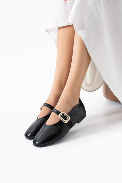 Neva'nın Butiği حذاء باليه أنيق من تانيا مع تفاصيل مشبك مربع