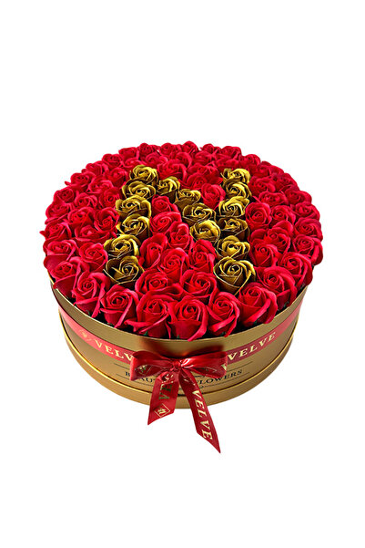 velve Aranjament floral personalizat cu litera N,in cutie rotunda aurie cu 75...