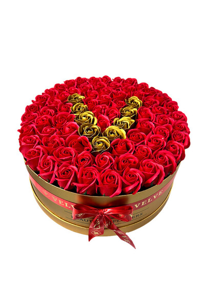velve Aranjament floral personalizat cu litera V,in cutie rotunda aurie cu 75...