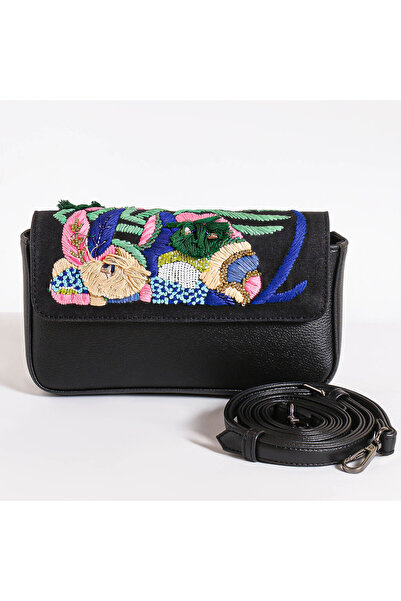 crystalicious حقيبة كينيدي أرتيزان كروس بودي من الجلد الصناعي مطرزة يدويًا، توازن مثالي بين الأناقة والراحة