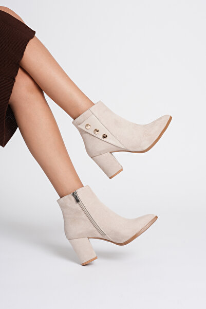 Lolita Love Shoes Μπότες με χοντρό τακούνι με μυτερή μύτη με αγκράφα σε μπεζ σουέντ