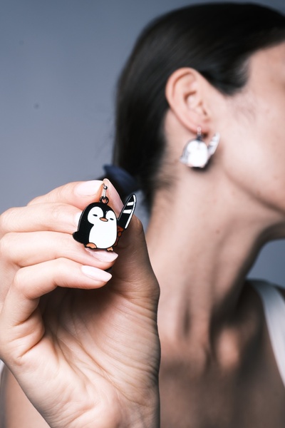 JUNIQ EDITION Fun Earrings – Annoying Penguin Figure |   Swaying Design & Sty...
