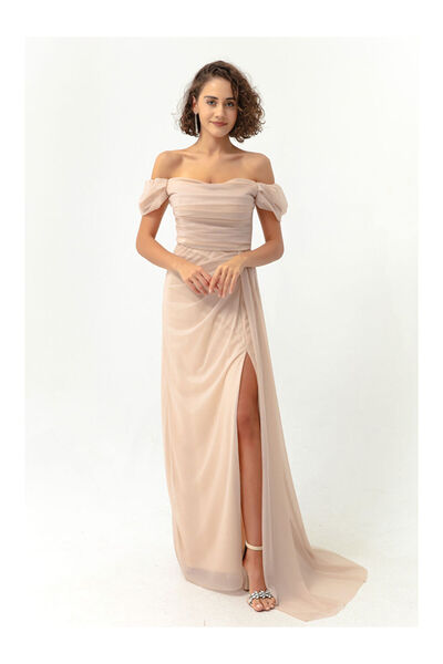 LC Waikiki Kadın Bej Kayık Yaka Drapeli Yırtmaçlı Uzun Simli Abiye Elbise