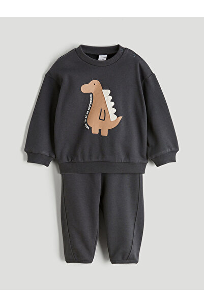 LC Waikiki سترة وبنطلون رياضي للأولاد بياقة دائرية