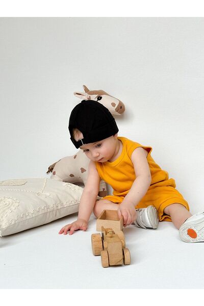 LC Waikiki مع السراويل الصفر الأكمام