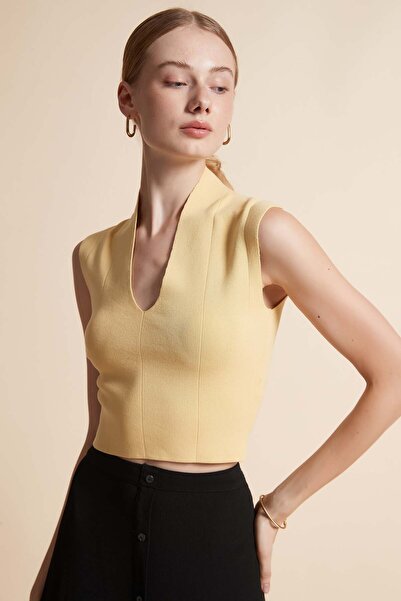 Yola بلوزة مضلعة بدون أكمام وفتحة رقبة على شكل حرف V