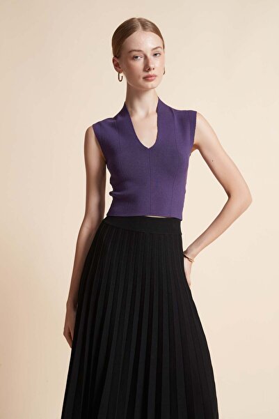 Yola بلوزة مضلعة بدون أكمام وفتحة رقبة على شكل حرف V