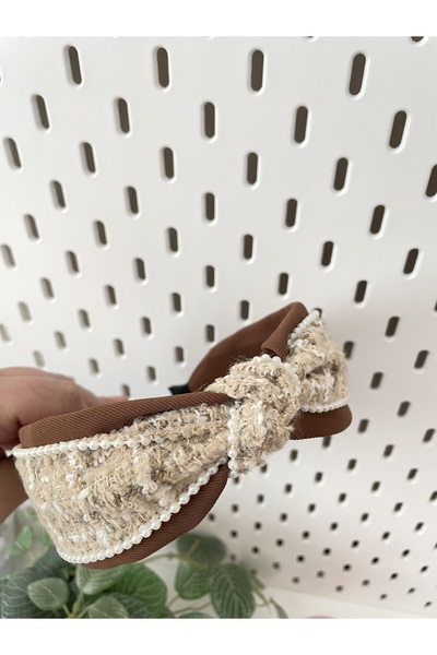 By Selen Suyolcu تاج نسائي من قماش الفيلق مزين باللؤلؤ المتسلسل في الأعلى وعق...