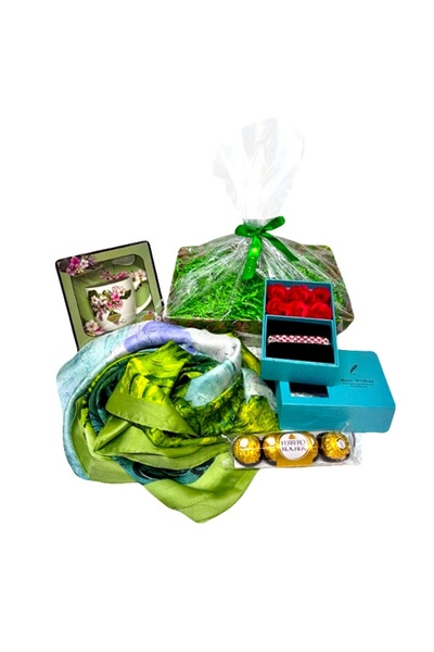 velve Boo Basket,cana din ceramica si lingurita, esarfa dama, praline,trandaf...