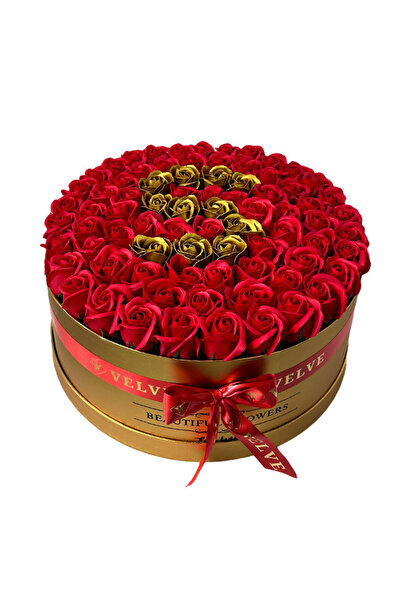 velve Aranjament floral personalizat cu litera S,in cutie rotunda aurie cu 55...