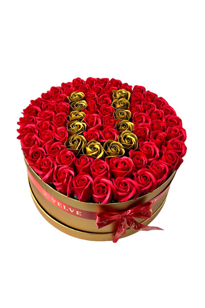 velve Aranjament floral personalizat cu litera U,in cutie rotunda aurie cu 55...