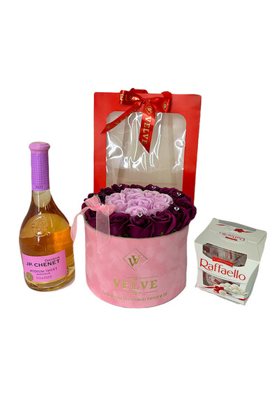 velve Pachet cadou Splendor,Vin Rose,Praline,aranjament floral trandafiri de sapun