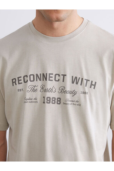 LC Waikiki Λαμπερές επιλογές από το Shining Store |   Ανδρικό μπλουζάκι με στάμπα με λαιμόκοψη από χτενισμένο βαμβάκι