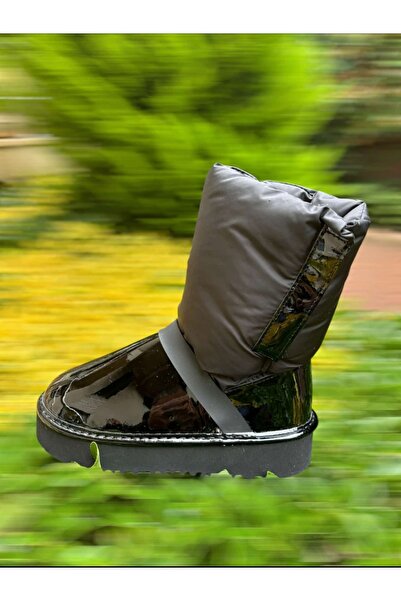 ÇAĞLAR Cırtcıtlı bot suni deri, şık ve rahat tasarımıyla öne çıkar.