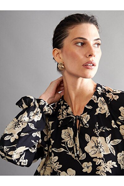 LC Waikiki İzr Yeni Sezon Bağlamalı Yaka Desenli Bluz