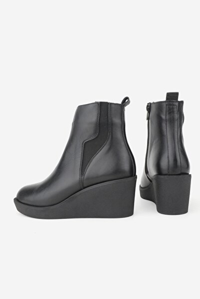 TUNAELLİ KADIN SİYAH HAKİKİ DERİ 36-41 NUMARA DOLGU ORTA TOPUKLU BİLEKTE LASTİKLİ BOT