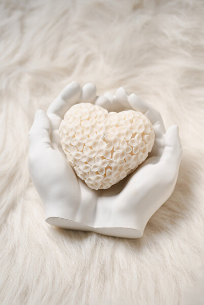 Artoo Set cadou handmade – suport ceramic în formă de mâini și lumânare parfumată în formă de inimă