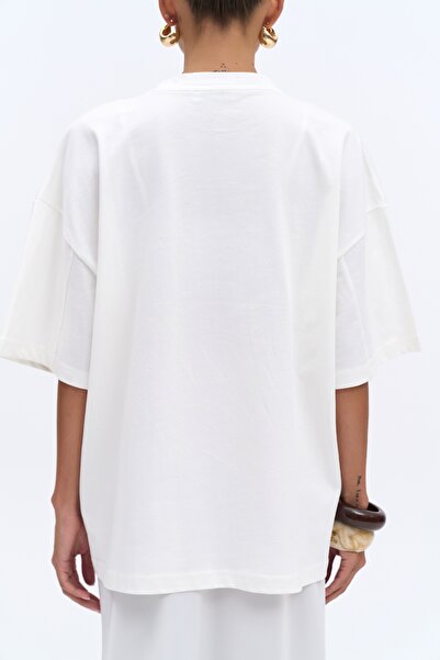 MAI STUDIOS CO. Λευκό μπλουζάκι με σοκολατένια στάμπα