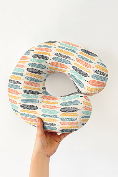 Evimde Bambaşka Pernă ergonomică pentru gât cu model de pene colorate - Pernă...