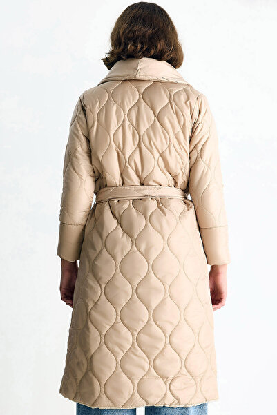 MissThetis Şal Yaka Uzun Kol Su Yolu Desen Cepli Kuşaklı Astarlı Şık ve Cool Midi Boy Kapitone Mont