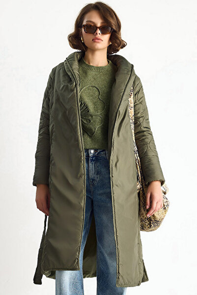 MissThetis Şal Yaka Uzun Kol Su Yolu Desen Cepli Kuşaklı Astarlı Şık ve Cool Midi Boy Kapitone Mont