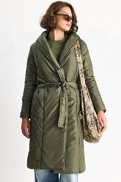 MissThetis Şal Yaka Uzun Kol Su Yolu Desen Cepli Kuşaklı Astarlı Şık ve Cool Midi Boy Kapitone Mont