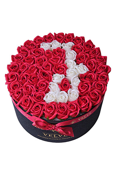 velve Αιώνια σύνθεση λουλουδιών προσωποποιημένη με το γράμμα J, σε μαύρο στρο...