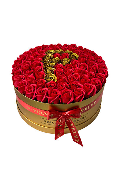 velve Aranjament floral personalizat cu litera P,in cutie rotunda aurie cu 55...