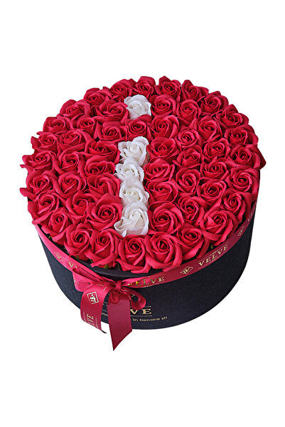 velve Αιώνια Ανθοσυνθεση με το γράμμα Ι, σε μαύρο στρογγυλό κουτί με 55 σαπου...