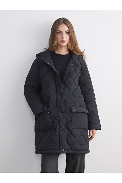 LC Waikiki Λαμπερές επιλογές από το Shining Store | Γυναικείο πουπουλένιο παλτό με κουκούλα και καπιτονέ oversize