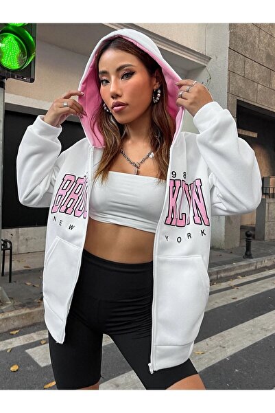 NoVibe سترة / سترة من الصوف باللون الأبيض بسحاب وطبعة بروكلين الوردية للجنسين