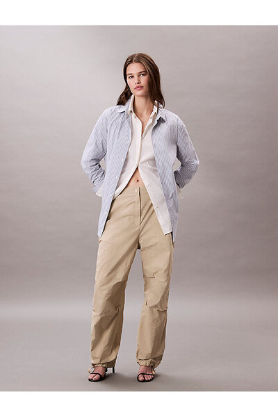 Calvin Klein بنطلون نسائي من النايلون المجعد