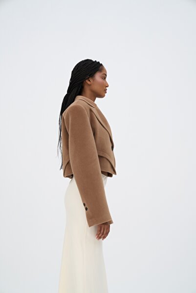 MAI STUDIOS CO. Teya sötétbézs háromszögletű, részletgazdagított crop kabát