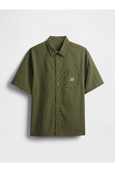 GAP Erkek Koyu Yeşil 100% Geri Dönüştürülmüş Relaxed Naylon Gömlek