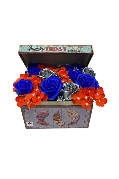 velve Aranjament floral in cutie tip cufar cu trandafiri si hortensii din sap...