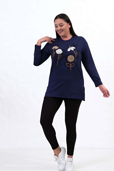 tarzımsüper Γυναικείο μπλουζάκι μεγάλου μεγέθους από κρυστάλλινο ύφασμα με λαιμόκοψη και κέντημα με λουλούδια και σχισμή