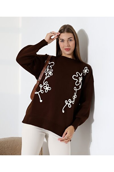 MODA Плетен пуловер с флорални бродерии