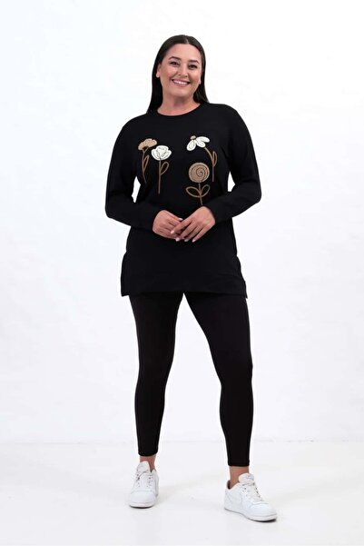 tarzımsüper Γυναικείο μπλουζάκι μεγάλου μεγέθους από κρυστάλλινο ύφασμα με λαιμόκοψη και κέντημα με λουλούδια και σχισμή