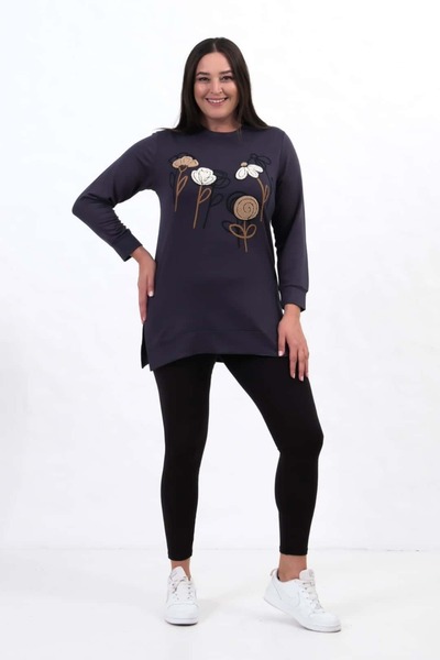 tarzımsüper Γυναικείο μπλουζάκι μεγάλου μεγέθους από κρυστάλλινο ύφασμα με λαιμόκοψη και κέντημα με λουλούδια και σχισμή