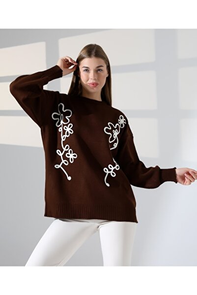 MODA Плетен пуловер с флорални бродерии