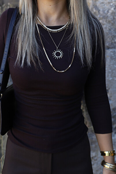 bytugcekaya Μπλούζα με φαρδύ γιακά σε καφέ χρώμα