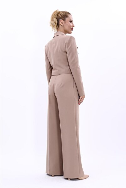 ÖNDER ÖZSOY Düşük Yaka Mini Ceket & Yüksek Bel Pileli Bol Paça Pantolon Takım-Taş