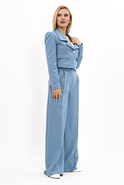 ÖNDER ÖZSOY Düşük Yaka Mini Ceket & Yüksek Bel Pileli Bol Paça Pantolon Takım-Açık Mavi