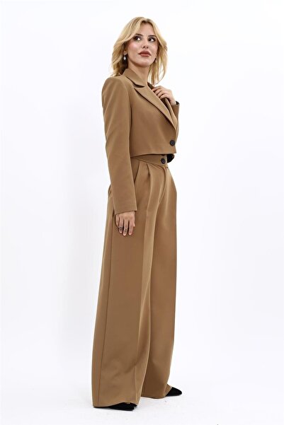 ÖNDER ÖZSOY Tek Düğme Mini Ceket & Yüksek Bel Pileli Bol Paça Pantolon Takım-Camel