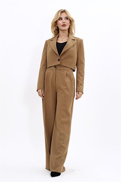 ÖNDER ÖZSOY Tek Düğme Mini Ceket & Yüksek Bel Pileli Bol Paça Pantolon Takım-Camel