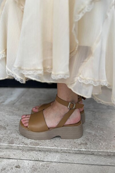 BABLACK صندل بكعب خفيف ورباط للكاحل مصنوع من الجلد الطبيعي بنسبة 100% باللون ...